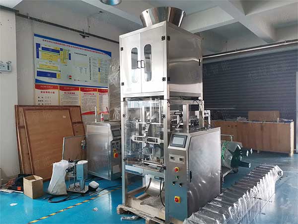 全套粉體自動榴莲视频免费观看流水線由螺杆計量機、真空上料機、成品輸送機組成